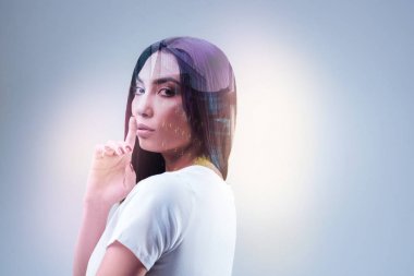 Onu işaret parmağı yükselterek neşeli modeli