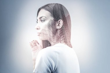 Çekici bir kadın kişi derin düşünceler içinde olmak
