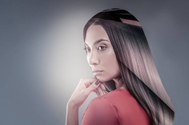 Studio poz düşünceli uzun saçlı erkek