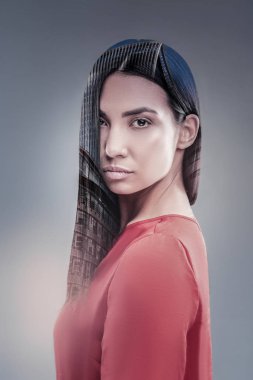 Kentsel çevre karşı güzel model ayakta