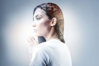 Derin düşünceler içinde olmak çok esmer kız