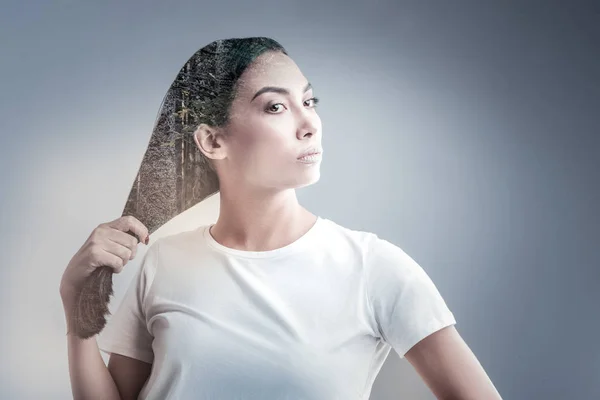 Aantrekkelijk meisje houdt van haar lange haren — Stockfoto