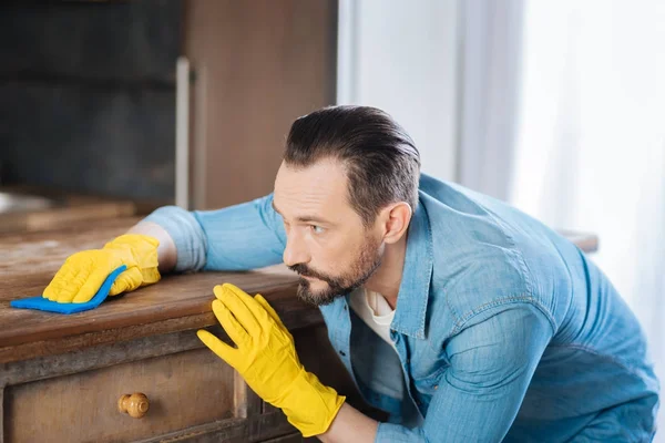 Erkek temiz temizlik bezi kullanarak konsantre — Stok fotoğraf