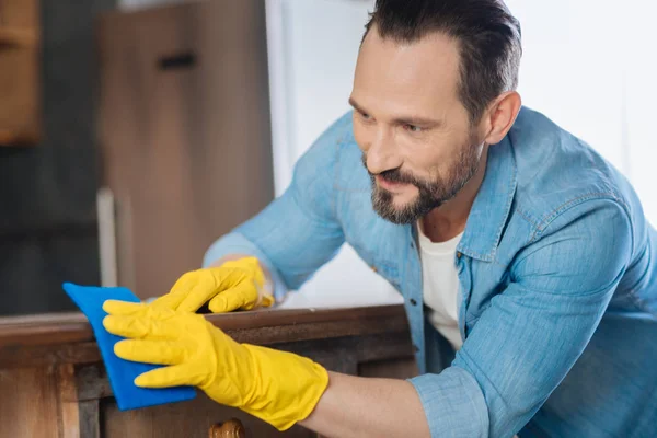 Limpiador masculino agradable que trabaja con el paño de limpieza — Foto de Stock