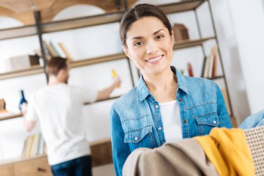 Esmer güzel karısı Çamaşırhane için hazırlanıyor