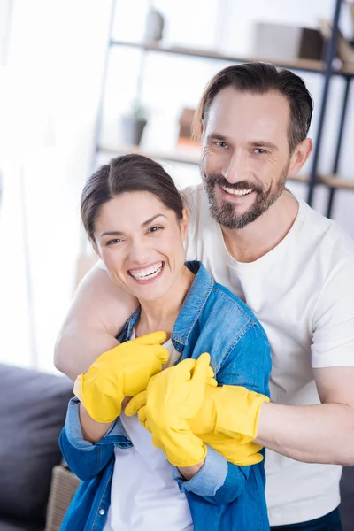 Schattig leuk paar tonen hun liefde — Stockfoto