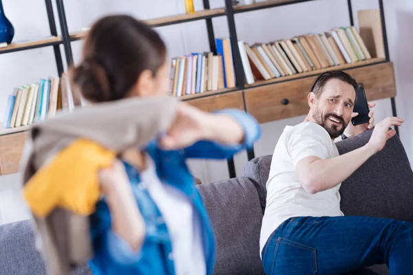 Asustado apuesto marido haciendo esposa enojado — Foto de Stock