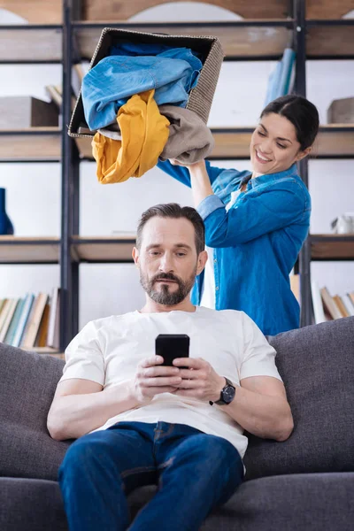 Angenehmer Ehemann vermisst Reinigung — Stockfoto