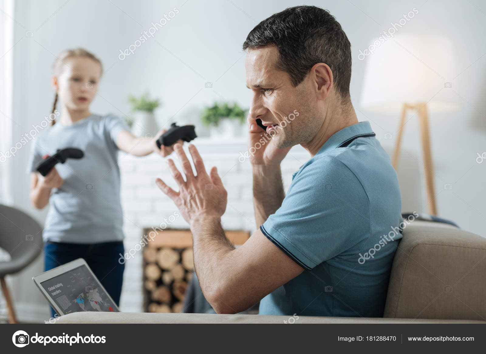 Viel beschäftigter Mann hat keine Zeit mit Tochter zu spielen