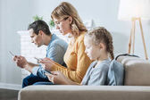 Koncentrovaná Holčička a její rodiče pomocí telefonů