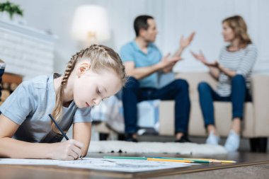 Mutsuz küçük kız yere çizim