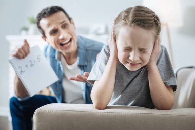 Kızgın Baba küçük kızı bağırarak