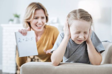 Çileden anne çocuğunu bağırarak