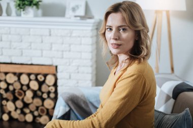 Uyarı genç kadın oturuyordu ve düşünme