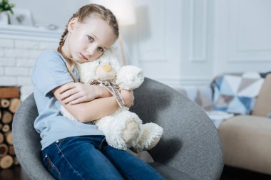 Üzgün çocuk oyuncak ayısının sarılma