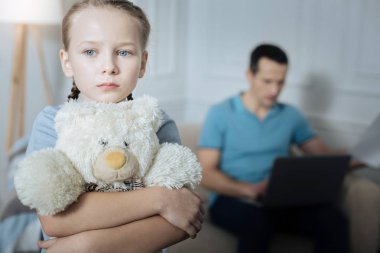 Zavallı çocuk onu oyuncak ile ayakta