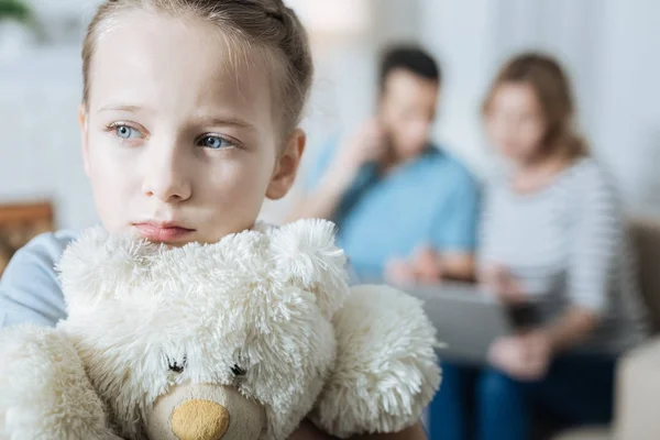 Unglückliches kleines Mädchen umarmt ihren Teddybär — Stockfoto
