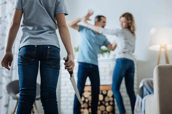 Determinado adolescente segurando uma faca — Fotografia de Stock