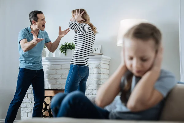 Злые родители кричат друг на друга — стоковое фото