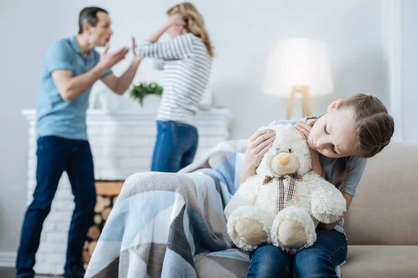 Chica infeliz sosteniendo un oso de peluche —  Fotos de Stock