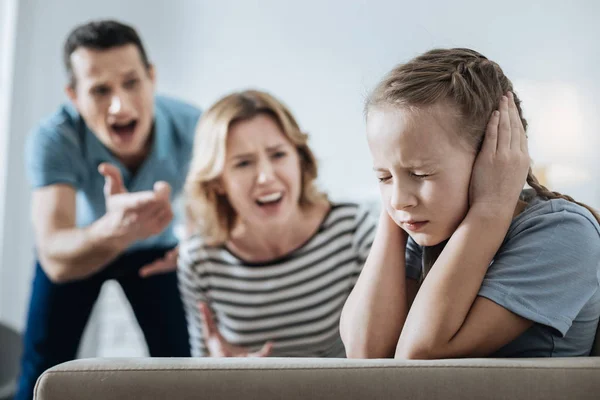 Menina triste e seus pais gritando com ela — Fotografia de Stock