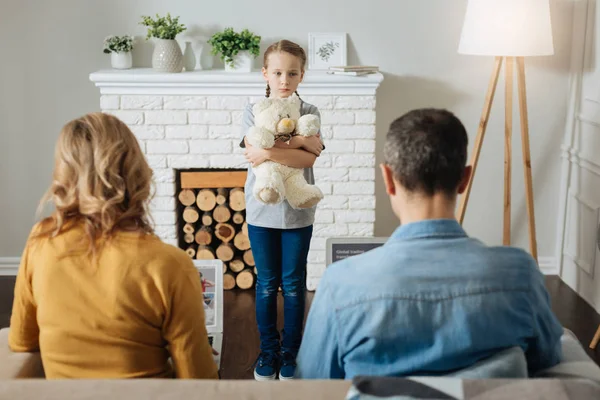 Anak yang tidak bahagia berdiri di depan orang tuanya — Stok Foto