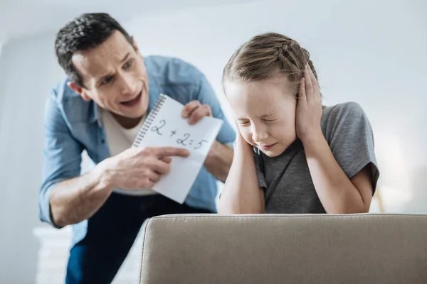 Irritado pai gritando com sua filhinha — Fotografia de Stock