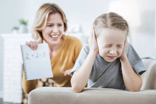 Upprörd mamma skriker åt hennes barn — Stockfoto