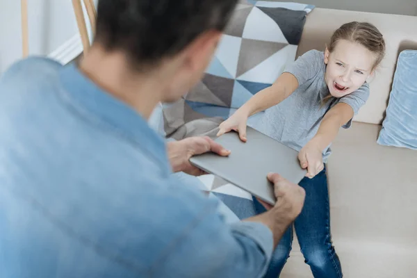 Boos meisje schreeuwen en houden haar laptop — Stockfoto