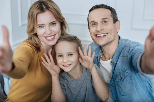 Vrolijke familie samen tijd doorbrengen — Stockfoto