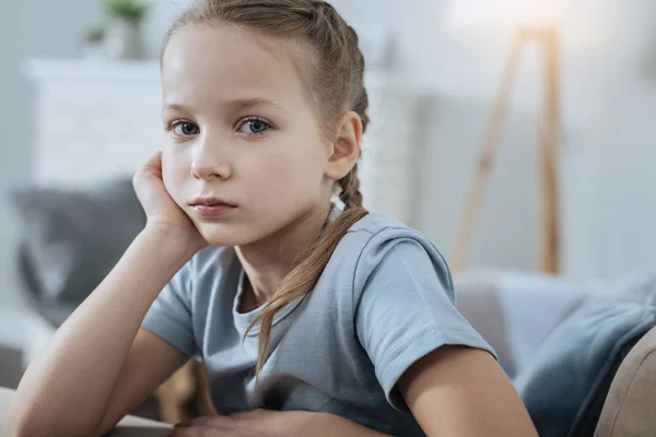 Ongelukkig kind houden van haar hoofd met haar hand — Stockfoto