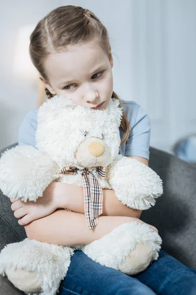 Triste niña sosteniendo su osito de peluche —  Fotos de Stock