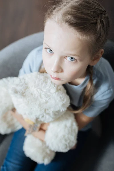 Gadis sedih memeluk mainan favoritnya — Stok Foto