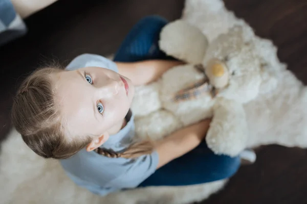 Eenzaam kind knuffelen van haar favoriete speeltje — Stockfoto