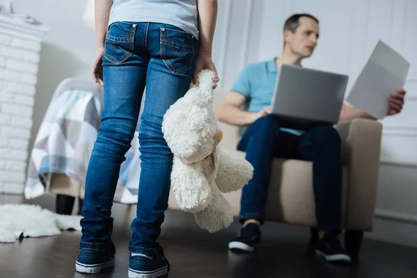 Solitaria niña viendo a su papá trabajando — Foto de Stock