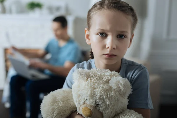 Triste niña sosteniendo su juguete — Foto de Stock