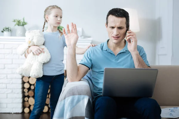 Verdrietig kind vraagt haar papa spelen met haar — Stockfoto