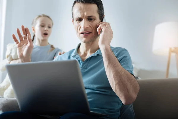 Occupato padre di lavoro e non avendo tempo su suo figlio — Foto Stock