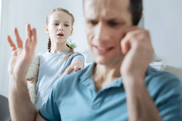 Fille mal aimée demandant à son papa jouer avec elle — Photo