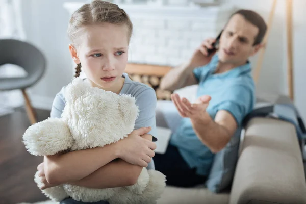 Infeliz niña llorando y sosteniendo su juguete —  Fotos de Stock