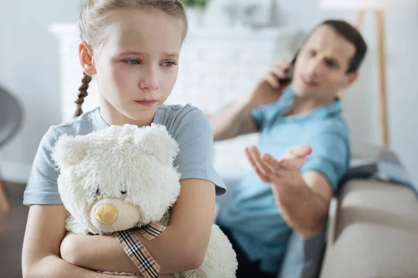 Solitario bambina piangendo e tenendo il suo giocattolo — Foto Stock