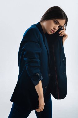 İlgili ciddi kadın dünyadan gizleme