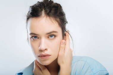 Korumasız sevimli kadın duygularını gizleme