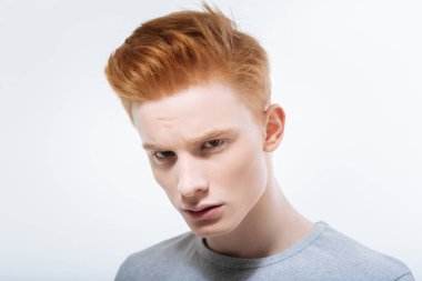 Kızgın kızgın adam cevap talep