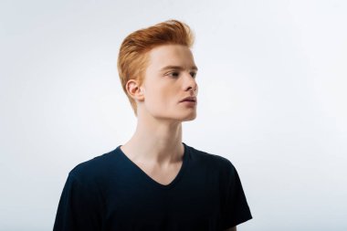 Yaratıcı düşünceli adam korku içinde haber işitme