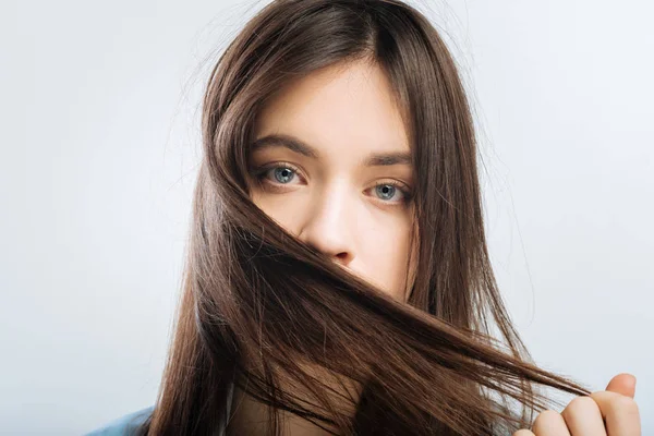 Esperançosa mulher interessante brincando com o cabelo — Fotografia de Stock