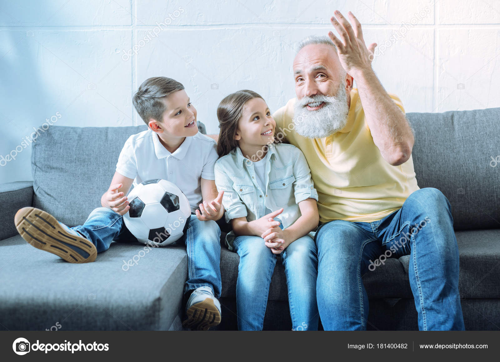 Passatempo interessante. um lindo menino e uma menina pré-adolescente  ouvindo o avô sorridente segurando um peão e explicando as regras do xadrez  para eles