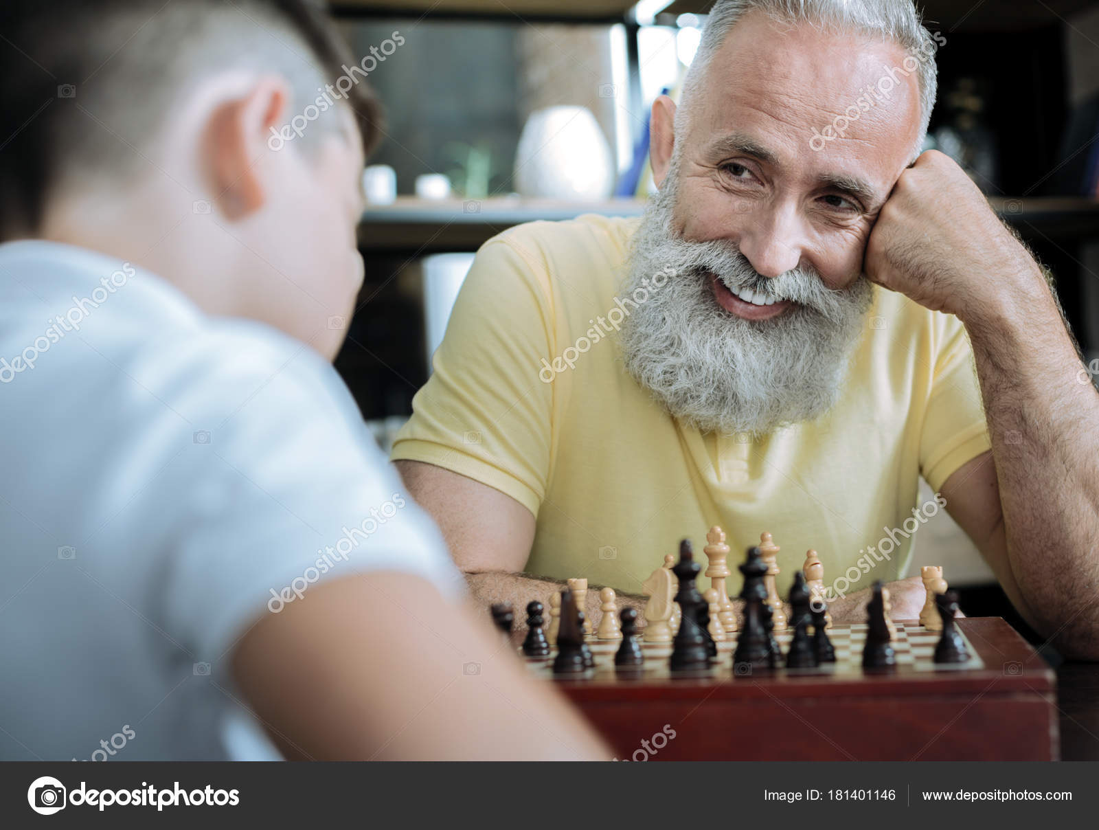 Дед с внуком играют в шашки. Дед играет в шахматы. Дедушки играют в шахматы. Дед и внук играют в шахматы. Игра в шахматы пожилых.