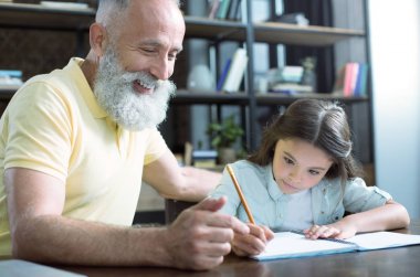 Neşeli komuta sizde torunu ile ödev