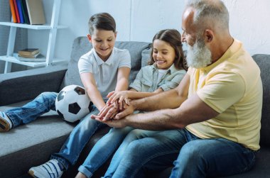 Yaşlı beyefendi ve futbol oynamadan önce motive alıyorum torun